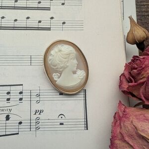 Vintage Cameo Brooch with Goldtone Trim
